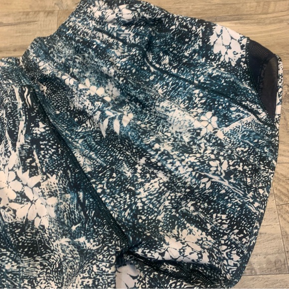 Lululemon Hotty Hot Shorts ll Tall Wildwood White Multi Teal - Picture 5 of 10